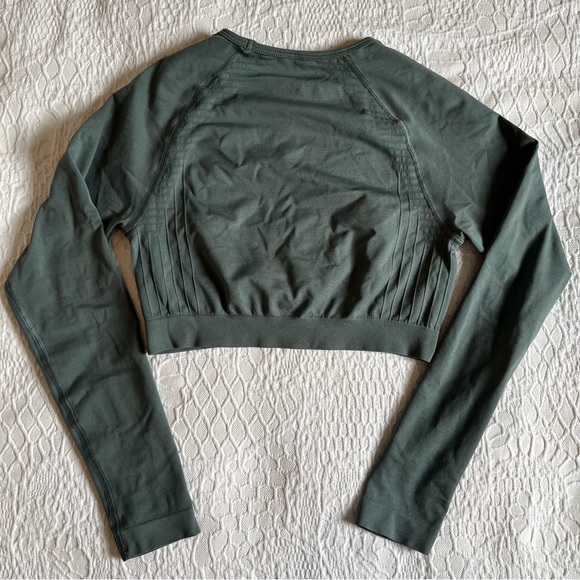 Alphalete Amplify Crop Top in Charcoal - Picture 4 of 4